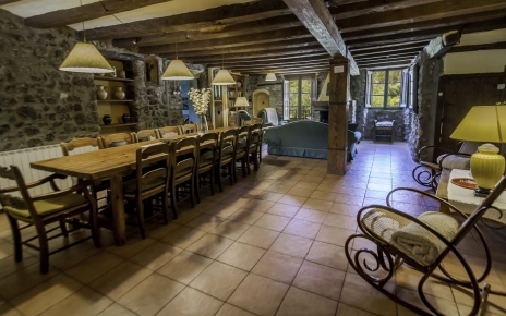 Mesa de comedor con capacidad para 14 personas